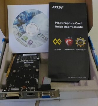 Una placa de video usada marca MSI, con su caja, manual y placa de video